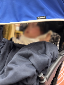 ベビーカーでぐっすり眠るこども