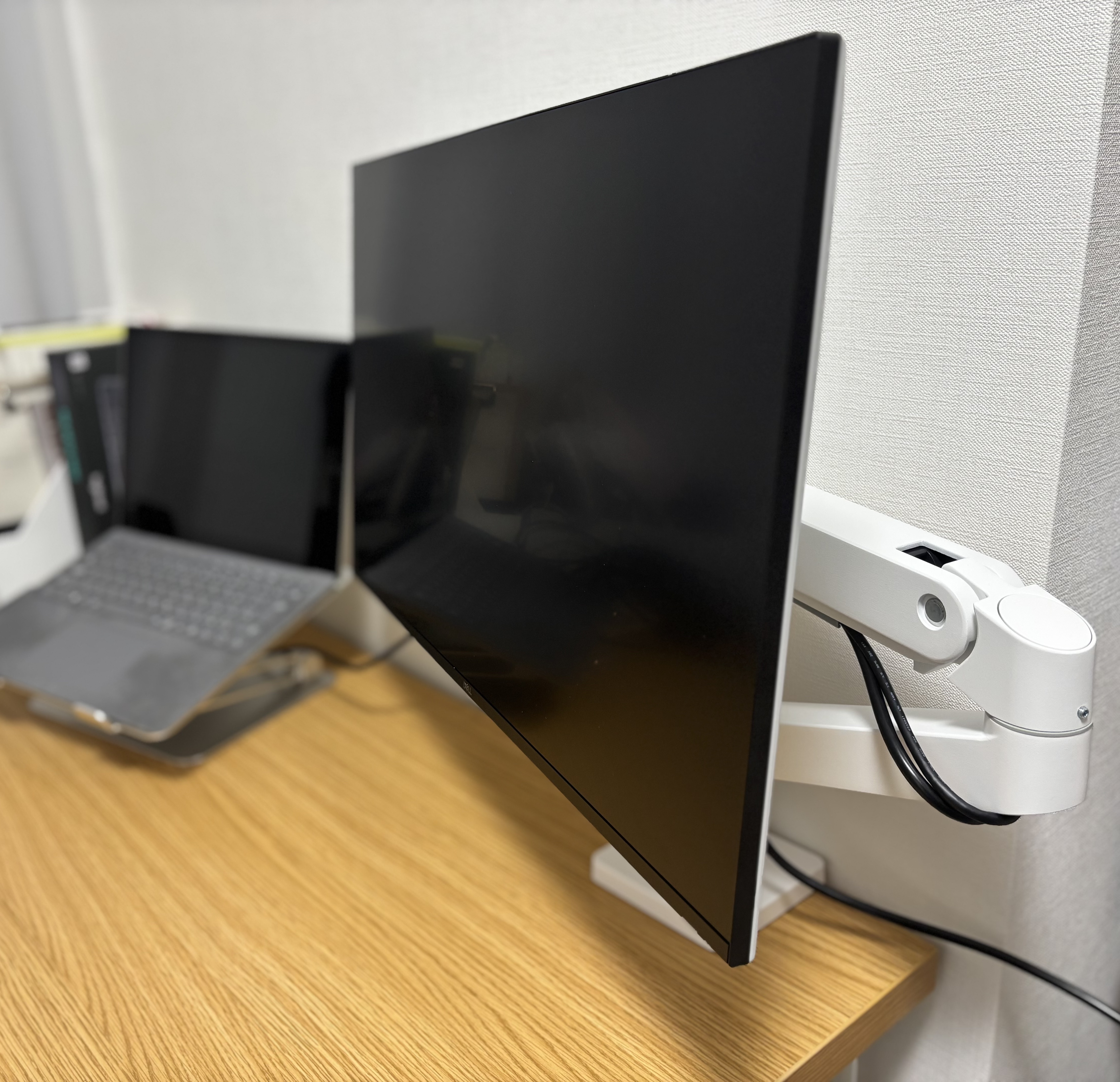 エルゴトロン LX Pro ホワイト とDell S2725QCの側面。MacBookがスタンドに立てかけられている